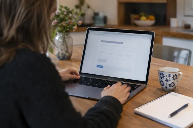 Bewoner vult thuis op een laptop een eenvoudig online formulier in