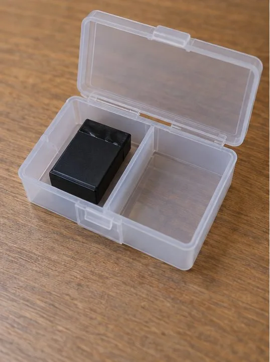 Une batterie dont les contacts sont protégés est rangée à part dans un compartiment de transport