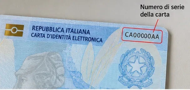 Dettaglio della Carta d’Identità Elettronica con il numero di serie indicato nella parte superiore destra