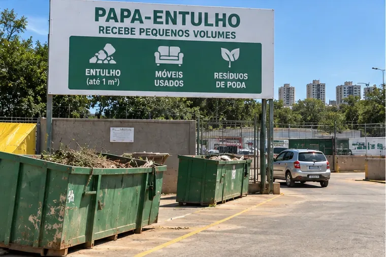 Área de papa-entulho com caçambas e placa indicando recebimento de pequenos volumes, móveis usados e resíduos de poda