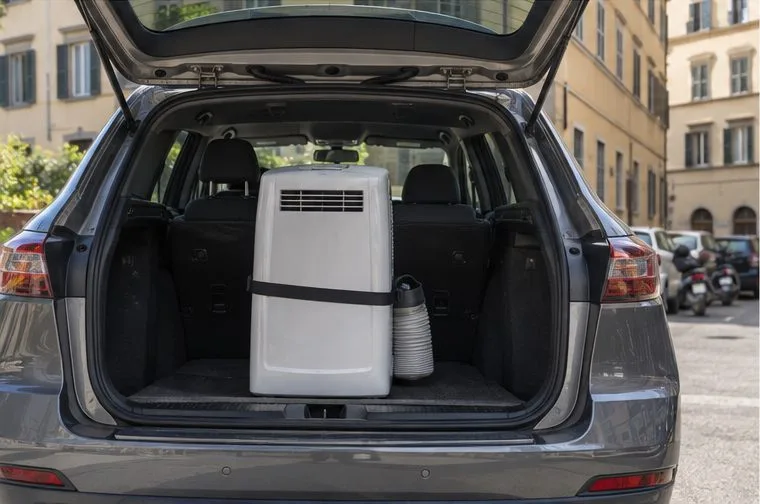 Un condizionatore portatile integro è sistemato in modo stabile nel bagagliaio di un'auto