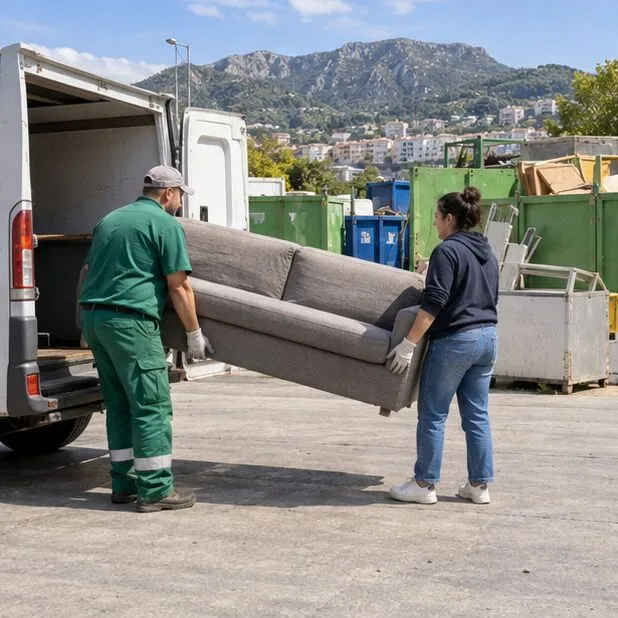 Come smaltire un divano a Salerno: ritiro gratuito, centri e riuso