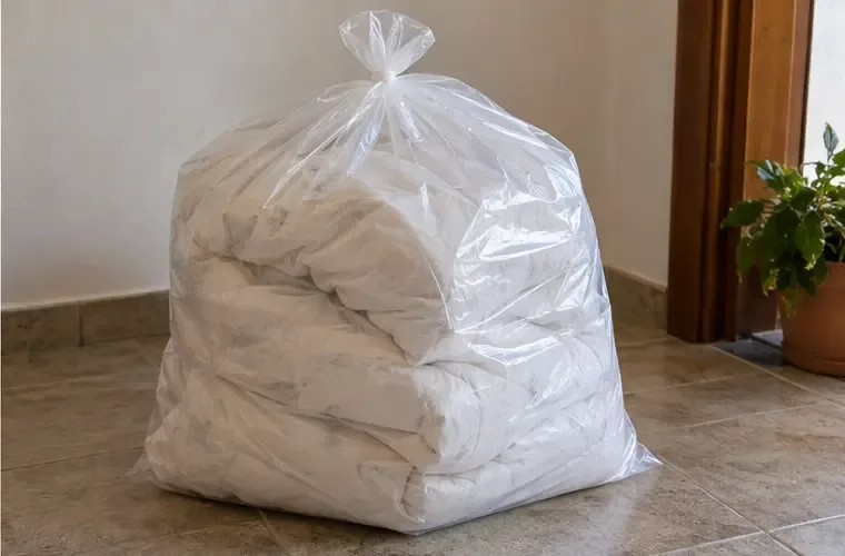 Piumone piegato e chiuso in un sacco resistente per il trasporto