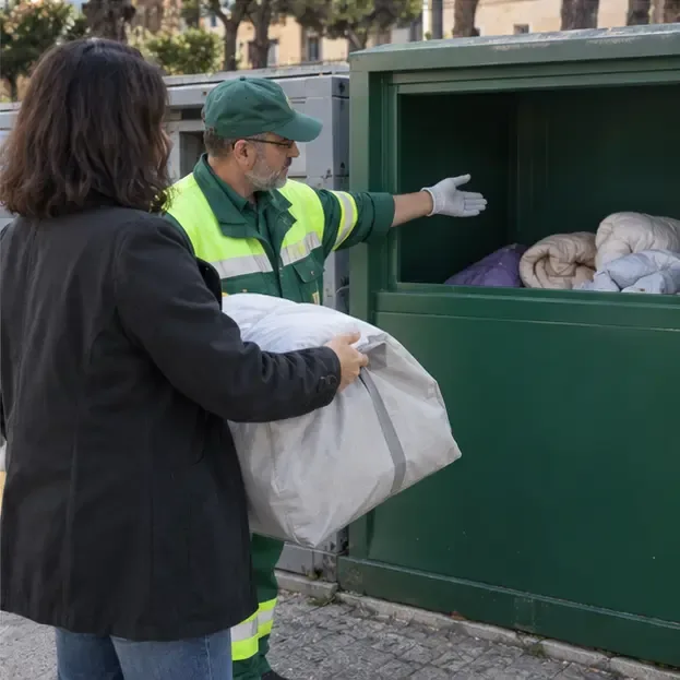 Un addetto in abbigliamento di servizio indica un’area tessili mentre una persona consegna una borsa con un piumone