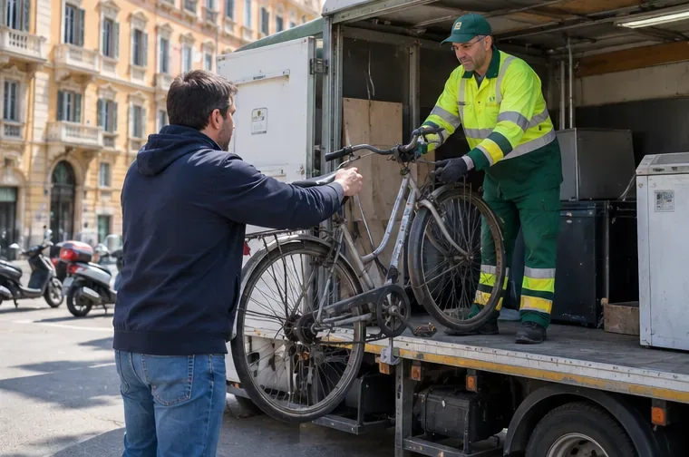 Utente che consegna una bicicletta usata a un operatore su un camion destinato alla raccolta degli ingombranti