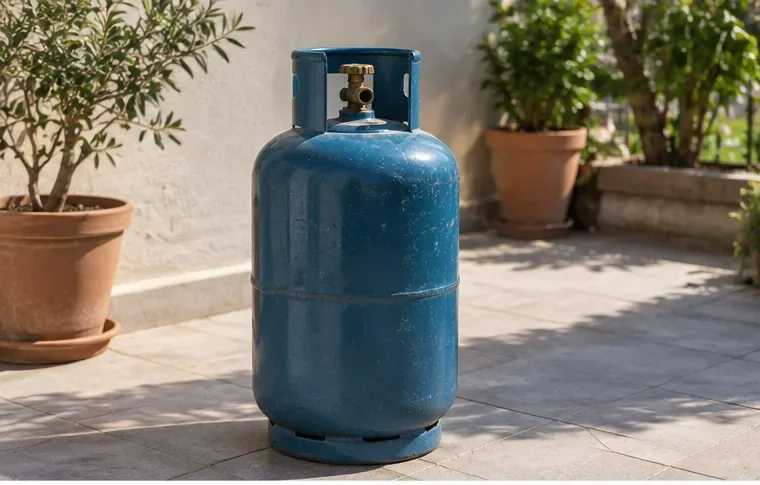 Bombola GPL blu mantenuta in posizione verticale su un'area esterna piana e ventilata