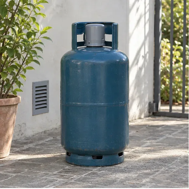Bombola domestica GPL appoggiata in posizione verticale in uno spazio esterno ventilato.