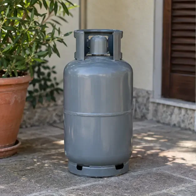 Bombola GPL integra con cappellotto protettivo appoggiata verticalmente in un’area esterna e ventilata