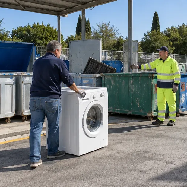Persona che accompagna una lavatrice verso i contenitori di un centro di raccolta con un operatore in abbigliamento ad alta visibilità