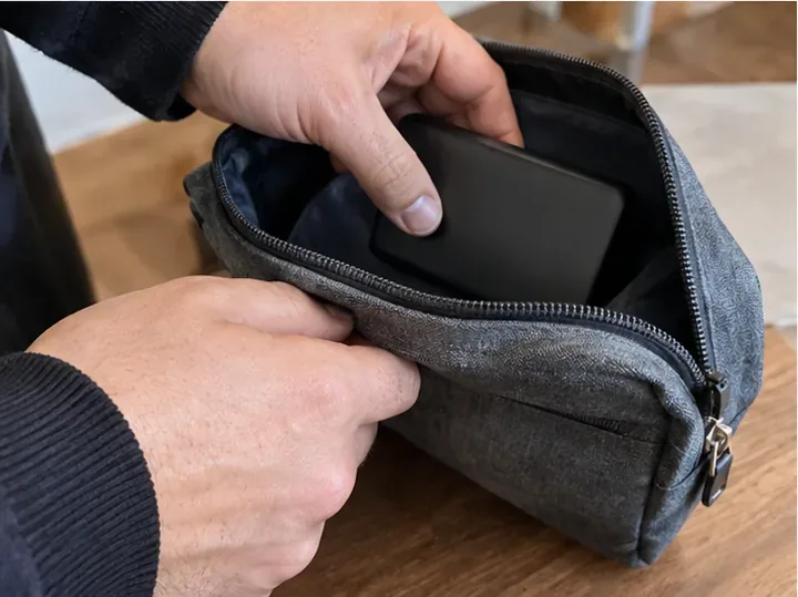 Power bank inserita con cura in una custodia morbida separata per il trasporto