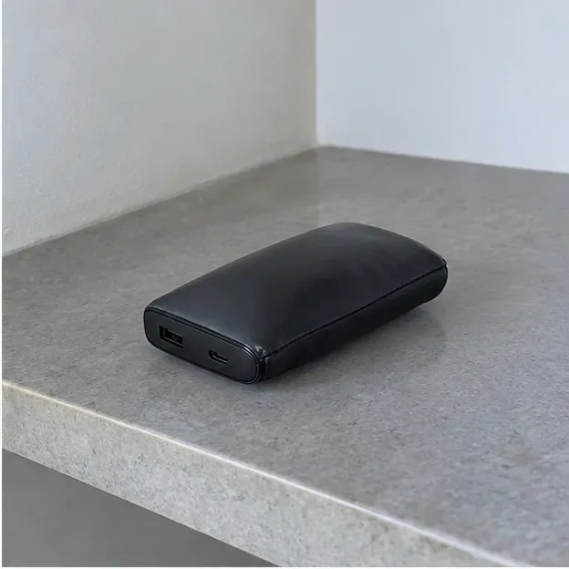Power bank gonfia lasciata ferma su una superficie dura e non combustibile, lontano da tessuti e fonti di calore.