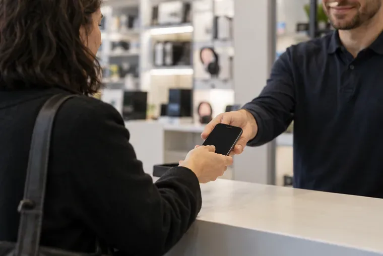 Come smaltire uno smartphone a Foggia: CCR, negozi e cancellazione dei dati