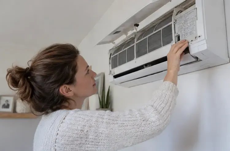 Vérifier le type de climatiseur et sa plaque signalétique avant la dépose