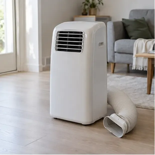 Climatiseur mobile débranché et posé dans une pièce lumineuse avant son dépôt dans une filière adaptée