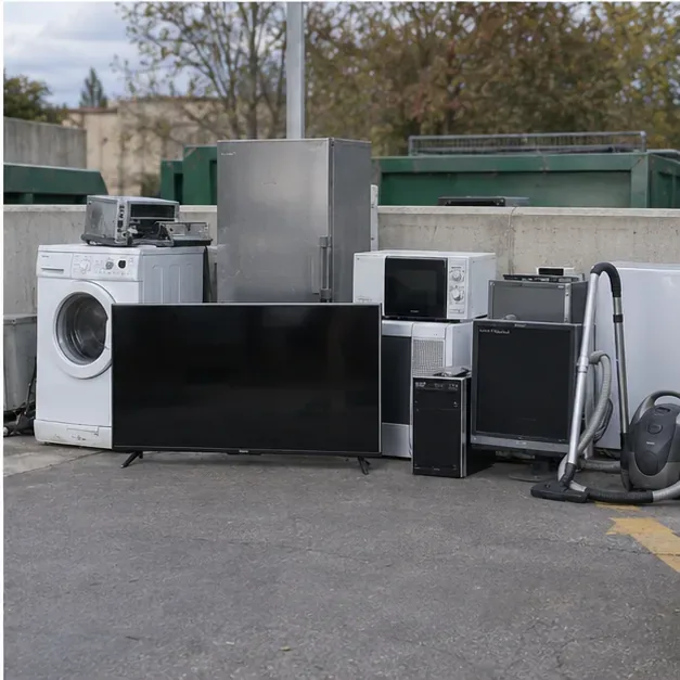 Téléviseur posé avec d’autres appareils électriques dans une zone de dépôt spécialisée
