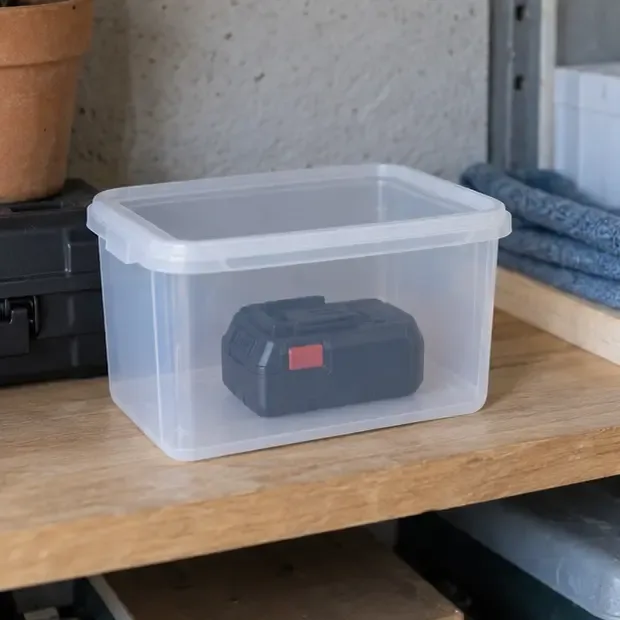 Batterie intacte placée seule dans une boîte rigide et sèche, à l’écart d’une source de chaleur