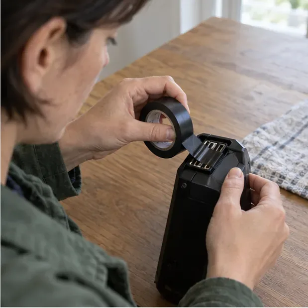 Gros plan sur des bornes de batterie protégées par un ruban isolant