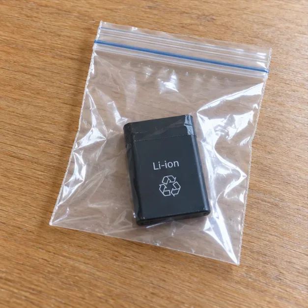 Une batterie lithium-ion intacte est placée seule dans un sachet transparent refermable.