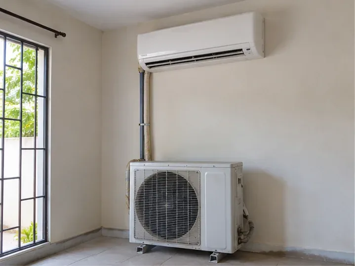 Ar-condicionado split doméstico com unidade interna e condensadora externa ainda instaladas em uma residência