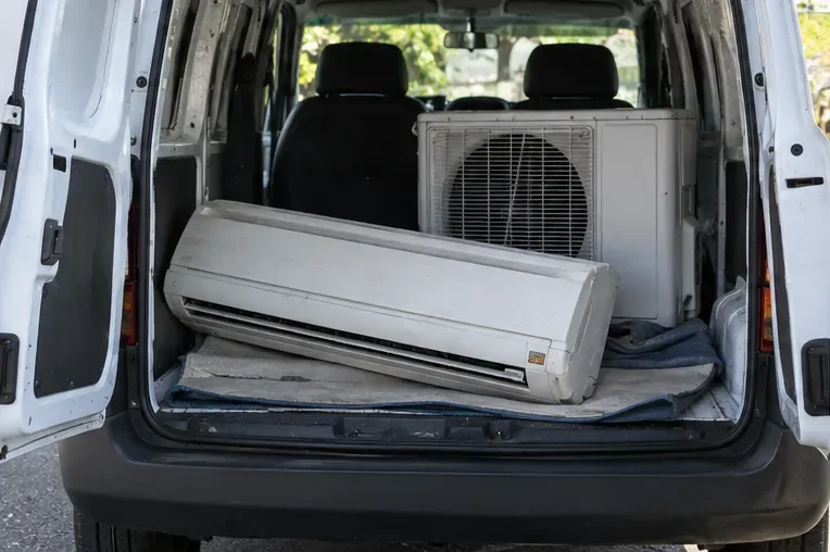 Unidade interna e condensadora de ar-condicionado acomodadas no compartimento de carga de uma van
