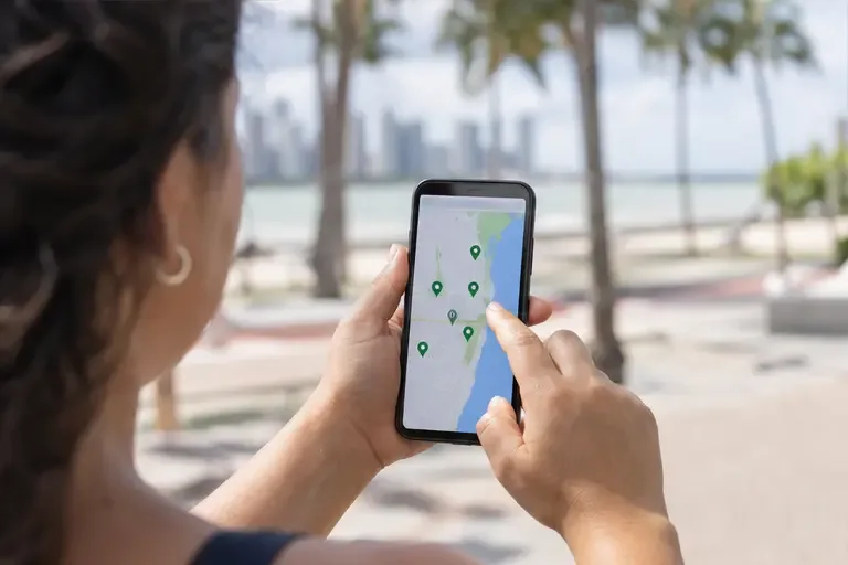 Pessoa consulta no celular um mapa de pontos de entrega para pilhas e baterias