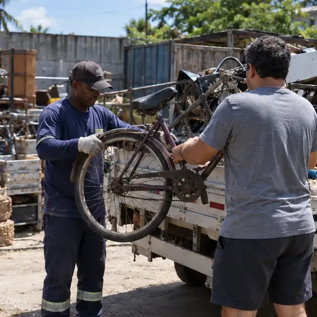 Bicicleta antiga é entregue a trabalhadores em uma área neutra de triagem de metais