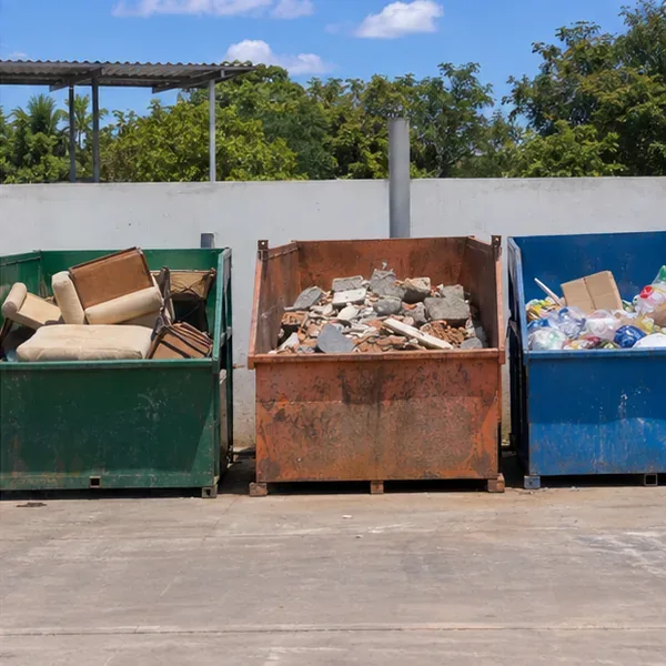 Área de entrega com contêineres separados para móveis, entulho e recicláveis, sem botijão de gás
