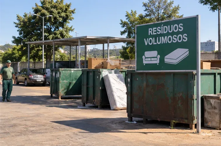 Área de recebimento de resíduos volumosos com caçambas e sinalização indicando sofá e colchão
