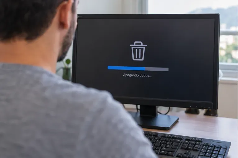 Tela de computador mostrando processo de apagamento de dados antes do descarte