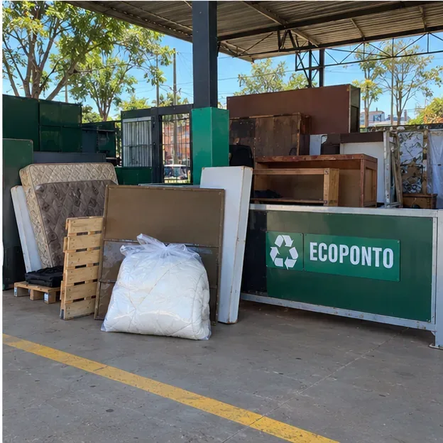 Edredom ensacado colocado em uma área organizada de Ecoponto, separado dos demais volumosos
