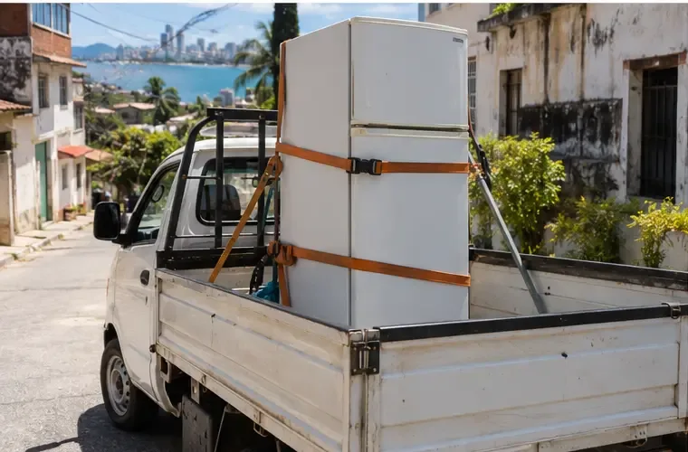 Geladeira presa na vertical com cintas em uma carroceria aberta