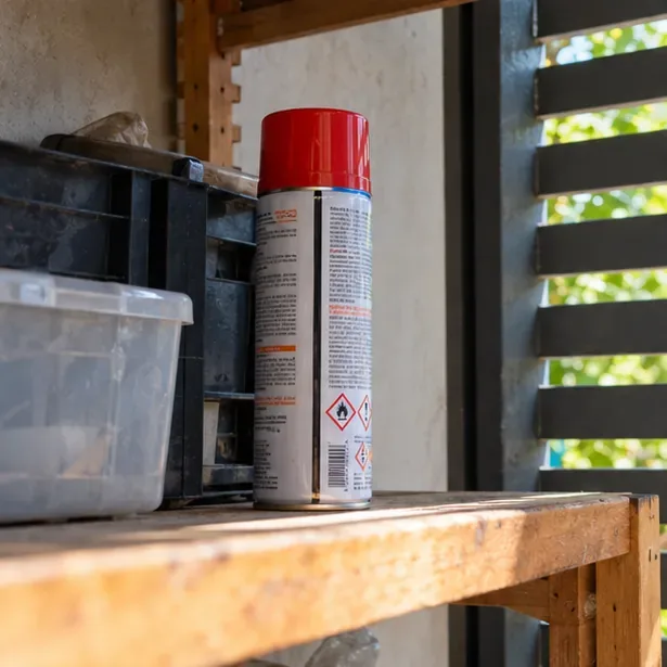 Lata de aerossol guardada em pé, em local sombreado e ventilado, longe de fontes de calor.