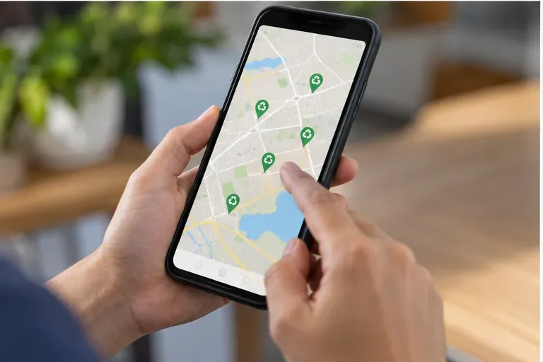 Pessoa consultando em um celular um mapa com pontos de entrega e reciclagem