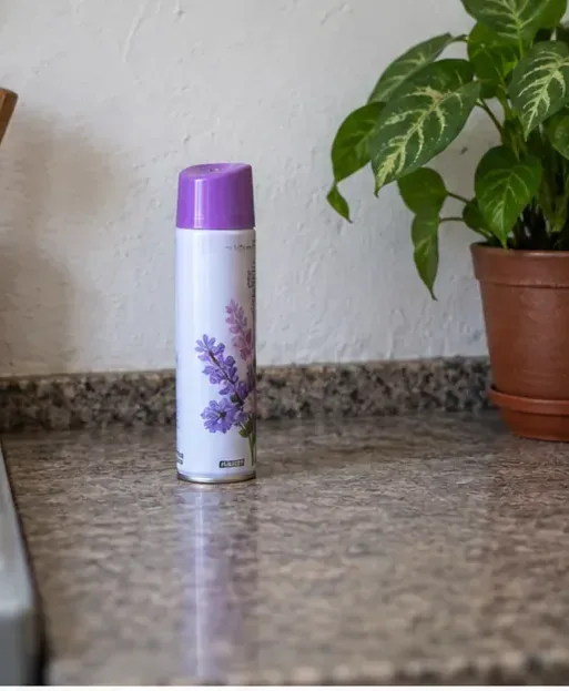 Lata de aerossol intacta mantida em pé sobre uma bancada, sem perfuração