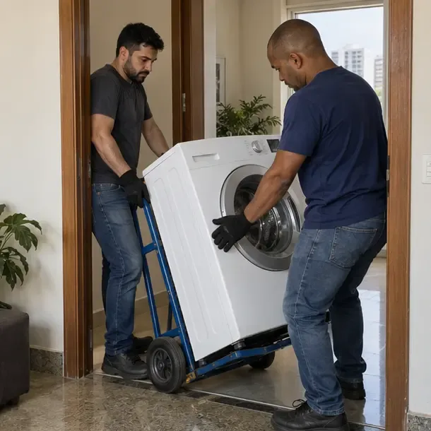 Duas pessoas usando um carrinho de carga para mover uma máquina de lavar por uma porta