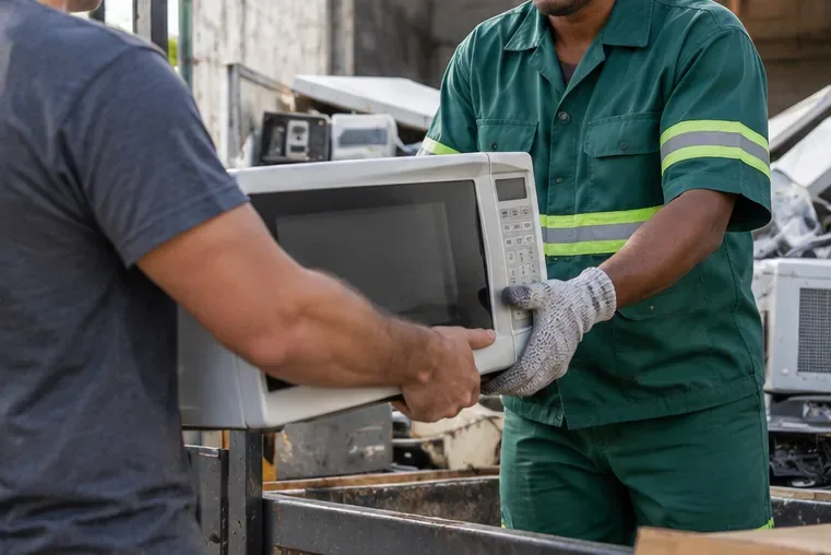 Como descartar micro-ondas em Osasco: ecopontos, Cata Bagulho e logística reversa