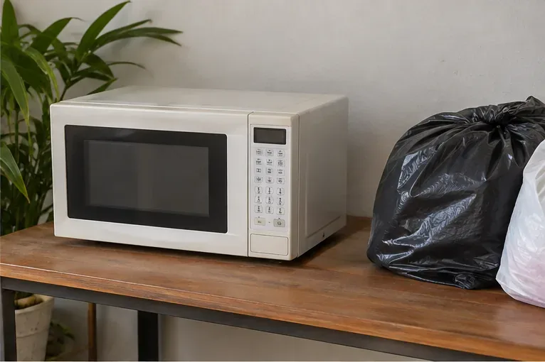 Micro-ondas separado de sacos de lixo doméstico antes do descarte