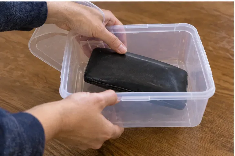 Power bank estufado sendo colocado sozinho em um recipiente rígido para transporte cuidadoso até um ponto de recebimento