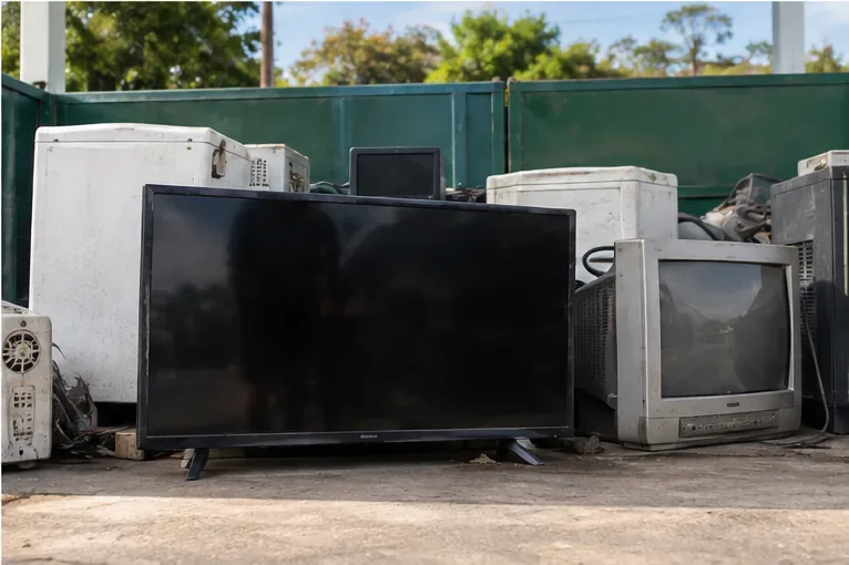 Televisores e outros equipamentos eletrônicos separados em área de triagem de resíduos