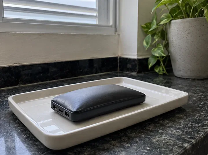 Power bank estufada isolada em uma bandeja cerâmica longe de calor e materiais combustíveis