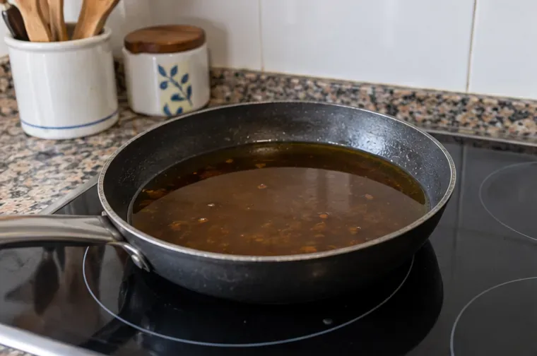 Cómo tirar aceite de cocina usado en Elche: dónde llevarlo y cómo prepararlo