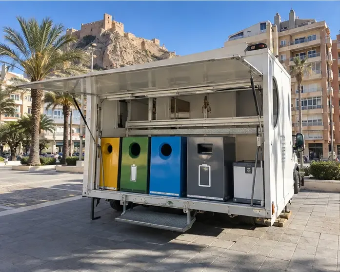 Un Ecopunto móvil de recogida selectiva en una plaza de Alicante, con varios recipientes para residuos domésticos