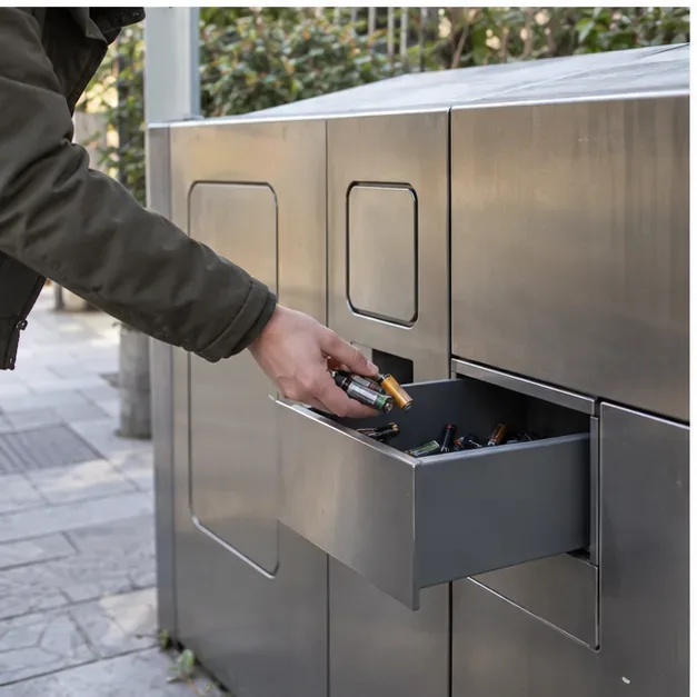 Cómo tirar pilas en Madrid: puntos de recogida y pasos para hacerlo bien