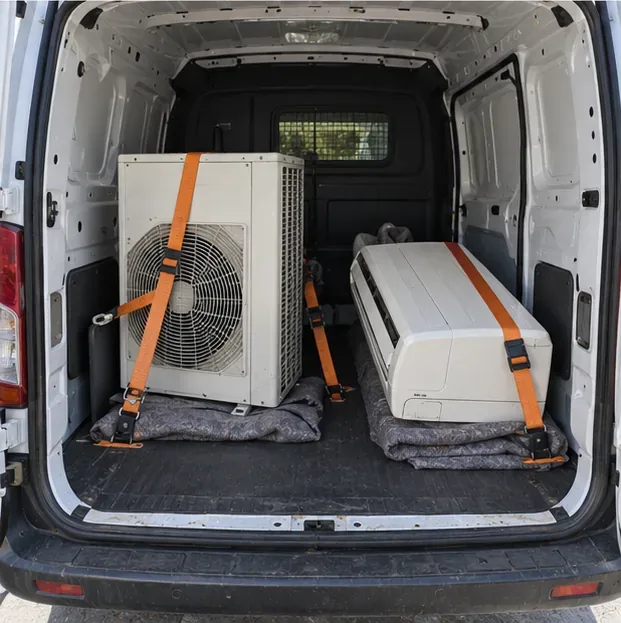 Una unidad exterior y una unidad interior de aire acondicionado sujetas con correas dentro de una furgoneta