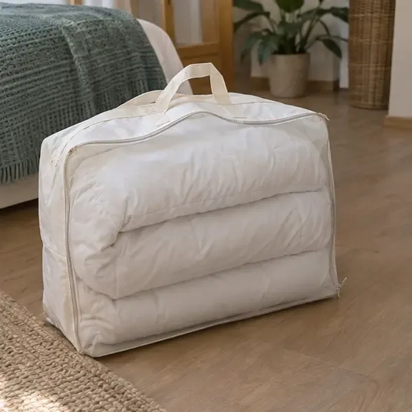 Edredón limpio y doblado dentro de una bolsa cerrada, preparado para llevarlo a un contenedor textil en Málaga