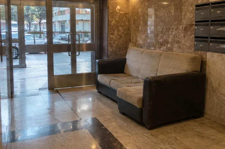 Cómo tirar un sofá en L’Hospitalet de Llobregat: recogida municipal y punto limpio