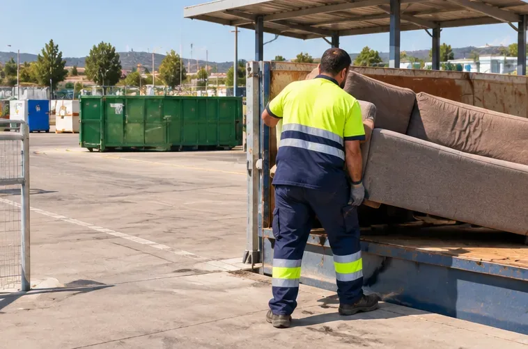 Cómo tirar un sofá en Murcia: recogida municipal, ecoparque y horarios que debes comprobar