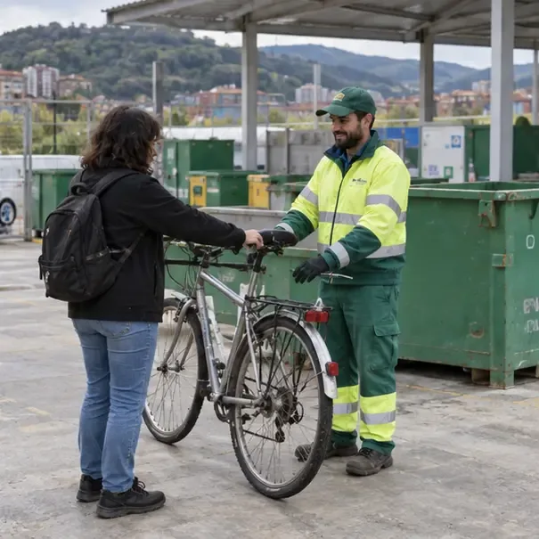 Persona entregando una bicicleta a un trabajador en un centro de recogida de residuos