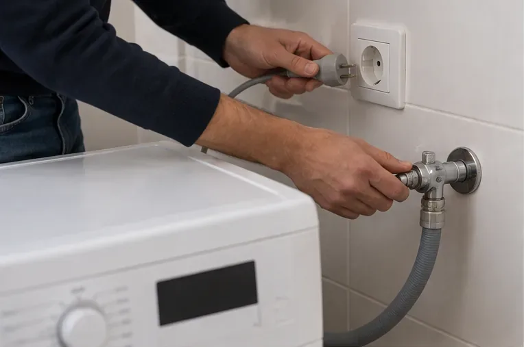 Persona desenchufando una lavadora y cerrando la toma de agua antes de prepararla para su retirada