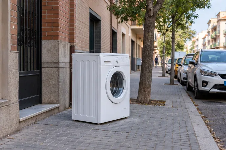 Lavadora colocada en una acera urbana para representar una retirada previamente acordada